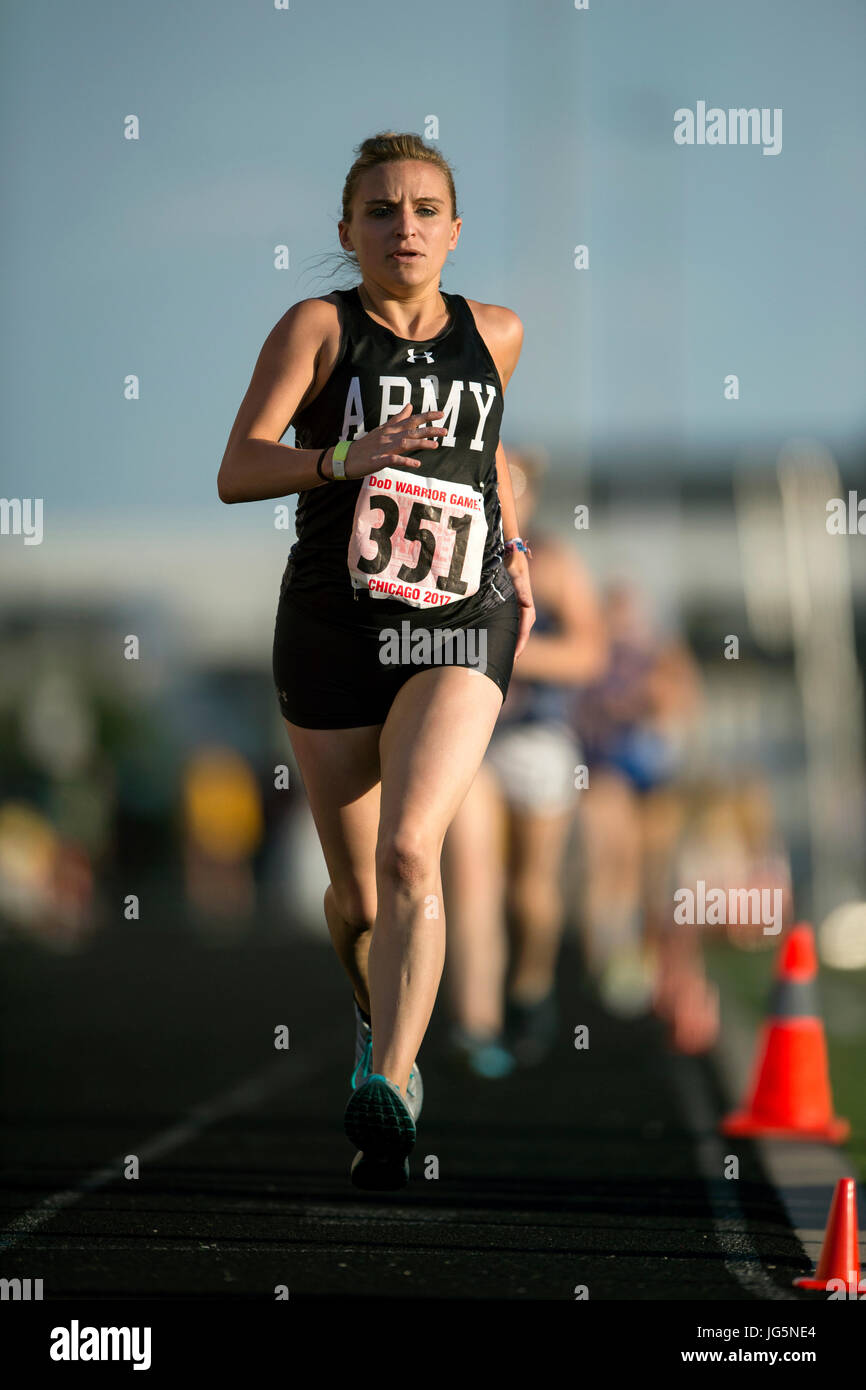 Esercito personale veterano Sgt. Megan Grudzinski corre a 1500 metri di gara durante il 2017 il Dipartimento della Difesa Warrior giochi al Lane tecniche preparatorie College High School a Chicago il 2 luglio 2017. Il DoD Warrior giochi sono un evento annuale permettendo di feriti e ammalati e feriti i membri del servizio e i veterani di competere in paralimpico stile-sport. (DoD foto di EJ Hersom) Foto Stock