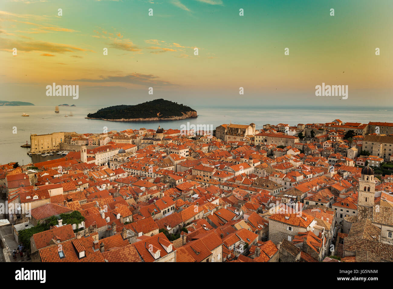 Paese vecchio di Dubrovnik in Croazia al tramonto Foto Stock