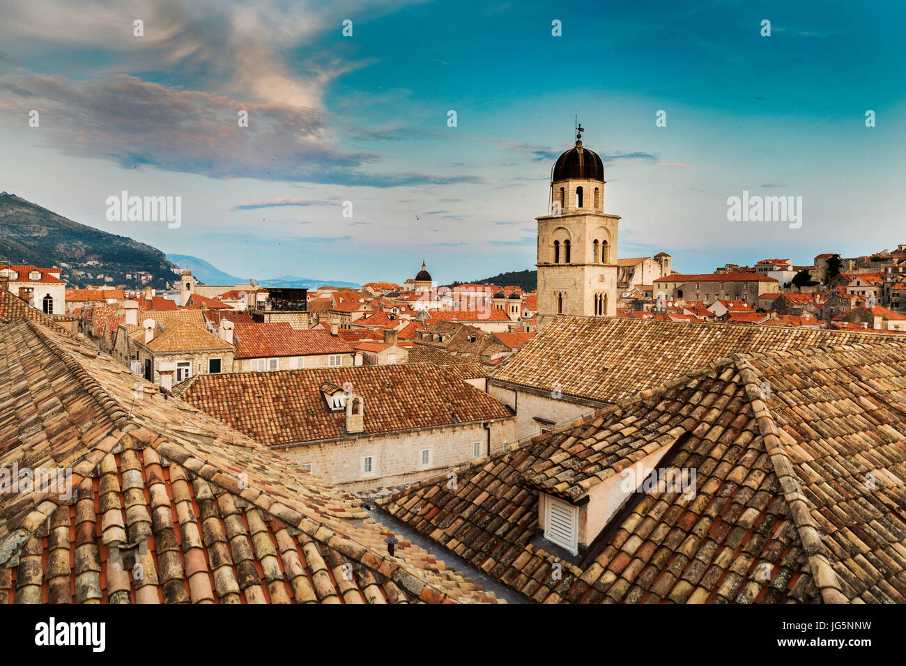 Vista su dubrovnik tetti della città vecchia in Croazia Foto Stock