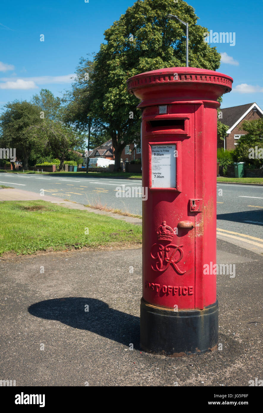 Rosso casella di posta dal lato della strada a Bury, Lancashire Foto Stock
