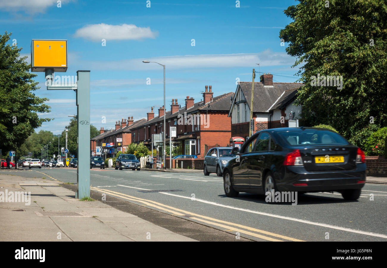 Cars driving passati a un autovelox in Bury, Lancashire. Foto Stock