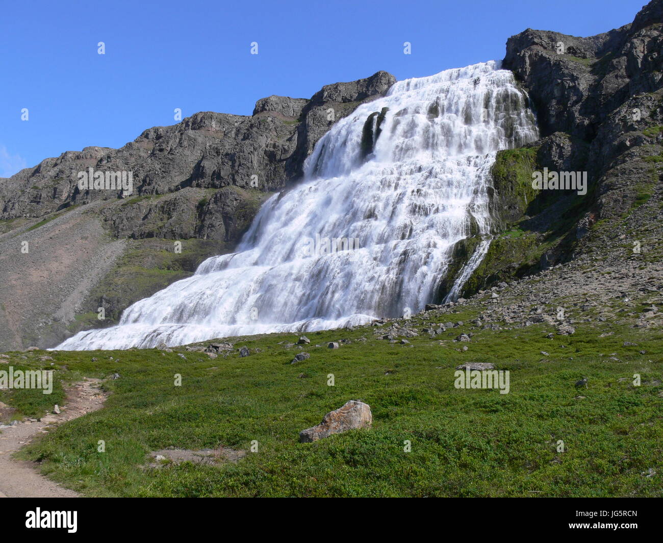 Una vista dal lato del potente cascata 'Dynjandi 'in Islanda Foto Stock