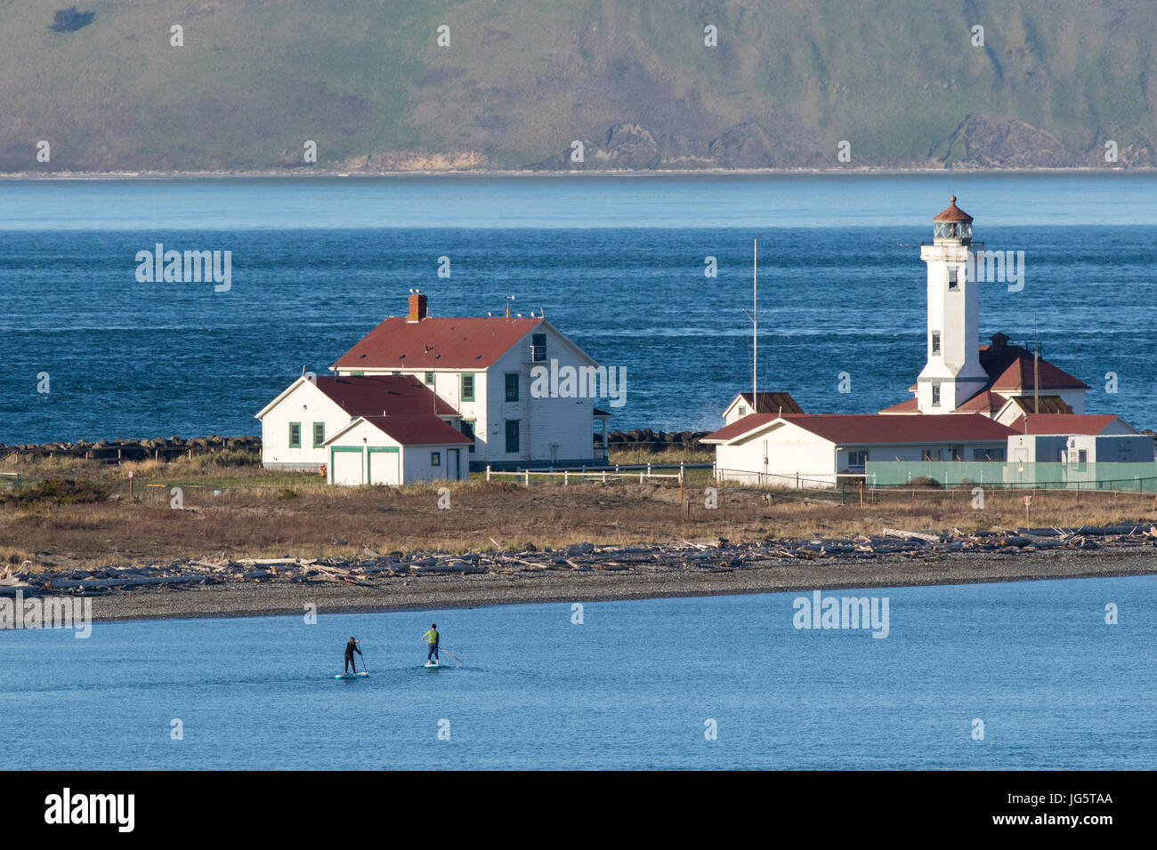 Stand up paddleboarding, stand up paddle boarding vicino al punto Wilson Lighthouse, il faro, in Port Townsend, Washington. Foto Stock