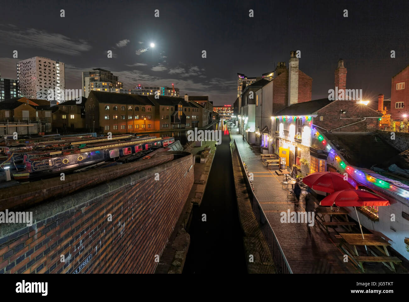 I canali del centro di Birmingham. Si tratta di Regency Wharf noto anche come Gas Street Basin e in prossimità di una centrale di aree di intrattenimento della città Foto Stock