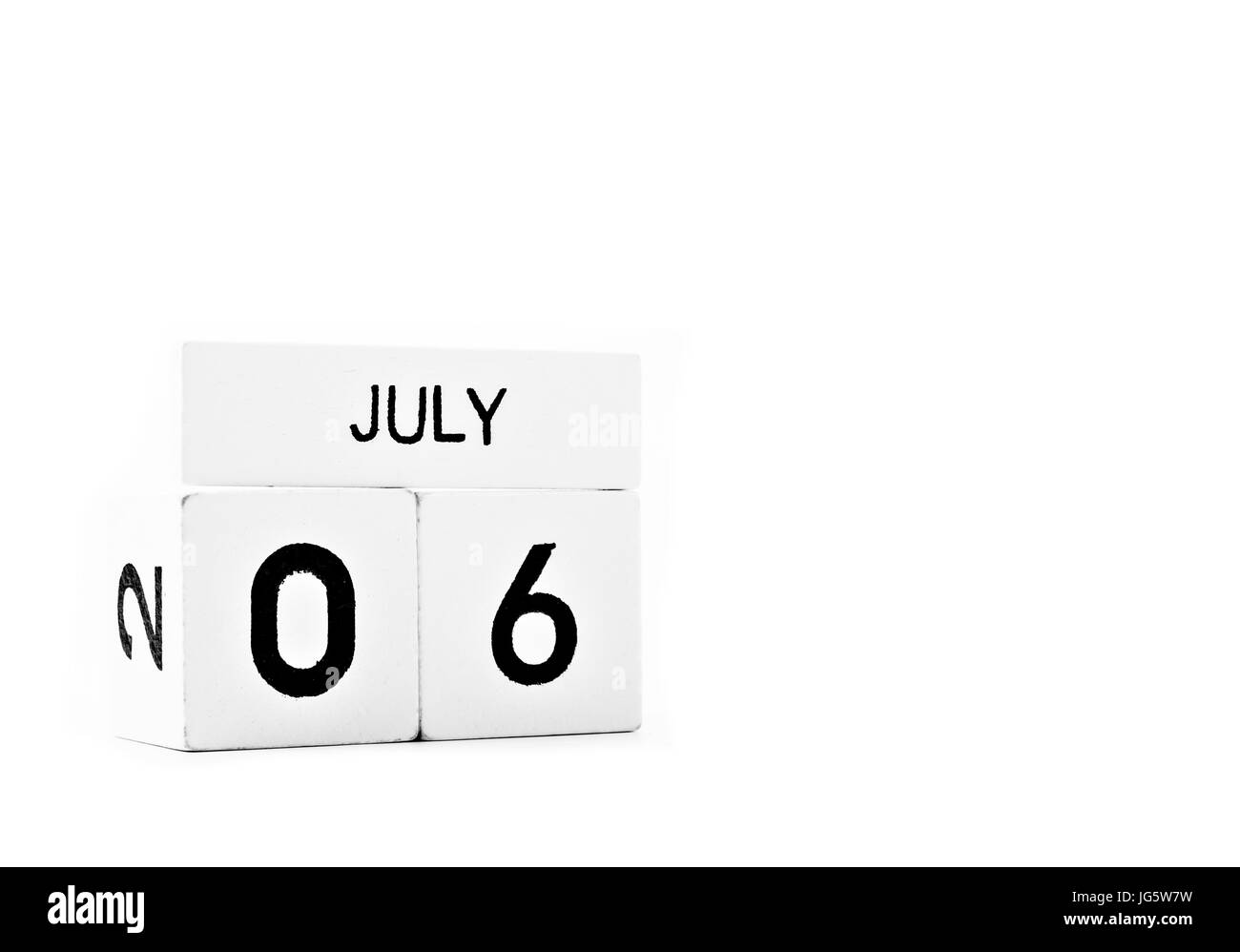 Il 6 luglio in legno calendario bianco isolato su sfondo bianco. spazio vuoto per il testo. Foto Stock