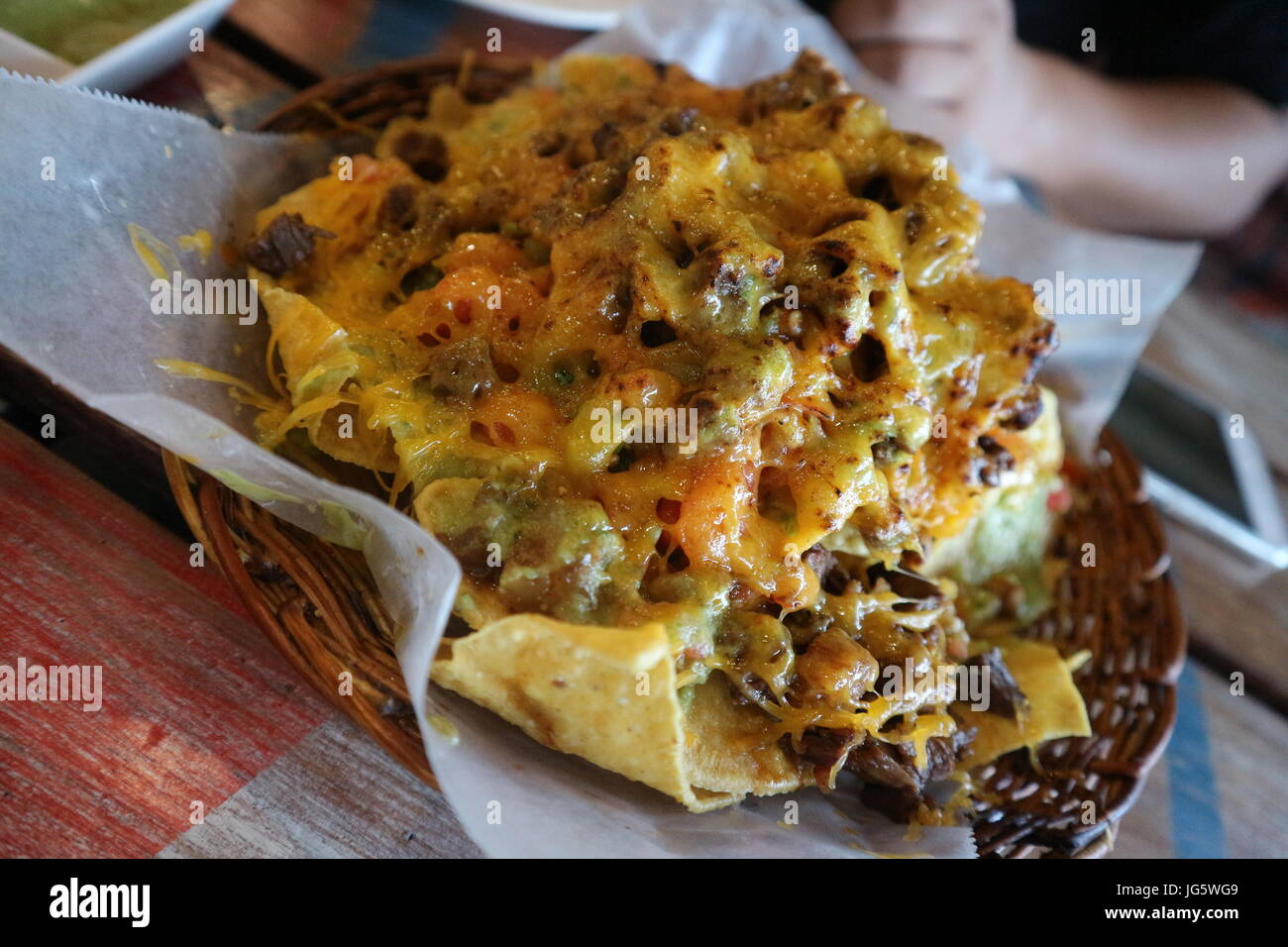 Una giornata piena di cheesy nachos Foto Stock