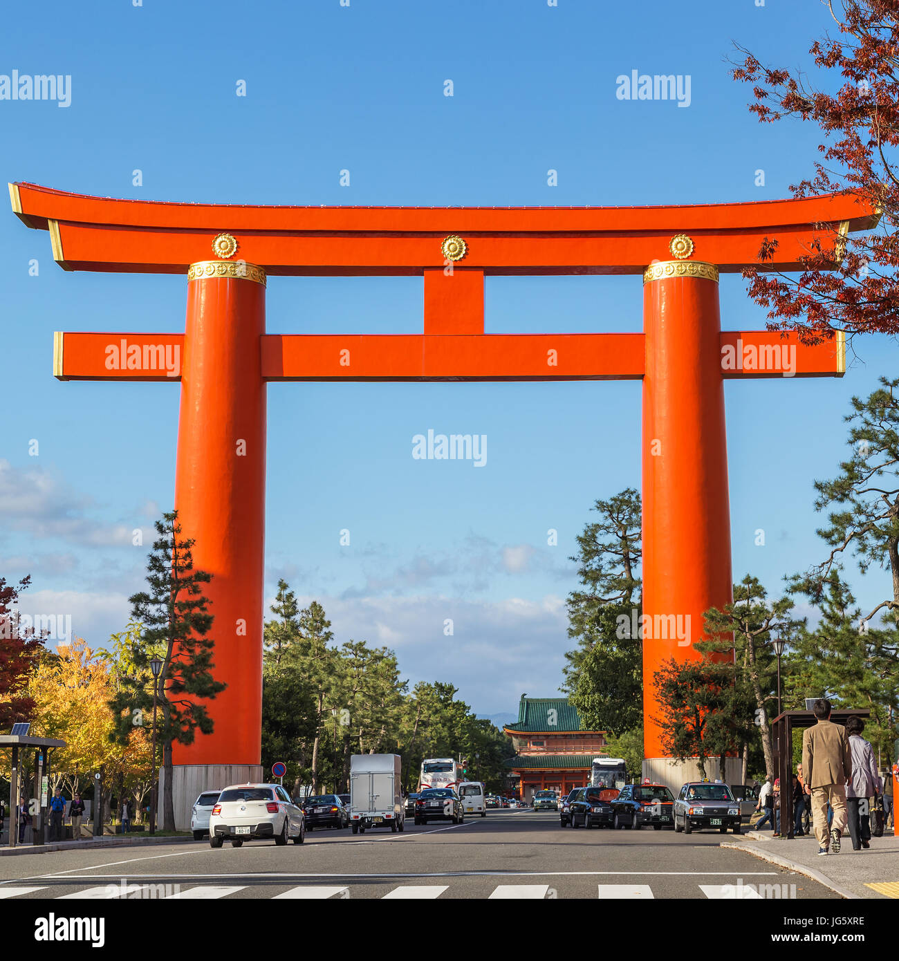 Imponente Torii Gate nella parte anteriore di Heian Jingu a Kyoto, Giappone Foto Stock