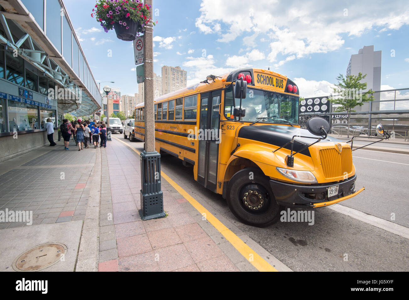Toronto, Canada - 26 Giugno 2017: scuola di giallo autobus parcheggiato in Toronto Downtown Foto Stock
