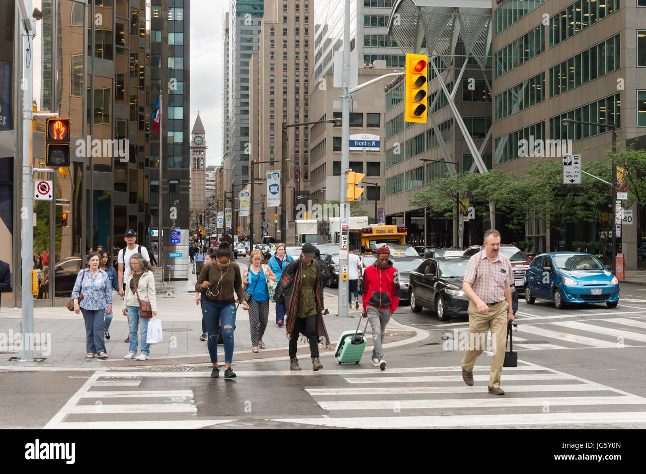 Toronto, Canada - 26 Giugno 2017: una folla di persone che attraversano Front Street nel centro di Toronto Foto Stock