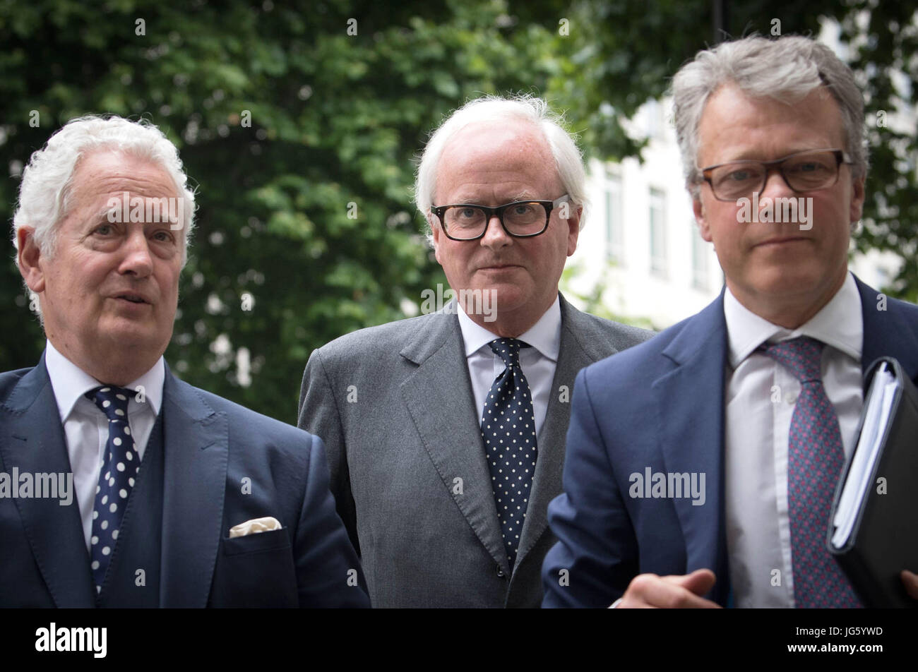 Ex Barclays chief executive John Varley (centro) arriva a Westminster Magistrates' Court dove lui e tre ex colleghi, Roger Jenkins, Thomas Kalaris e Richard giuramento faccia le tasse su offerte di lato colpito durante la raccolta di fondi di emergenza all'altezza della crisi finanziaria. Foto Stock