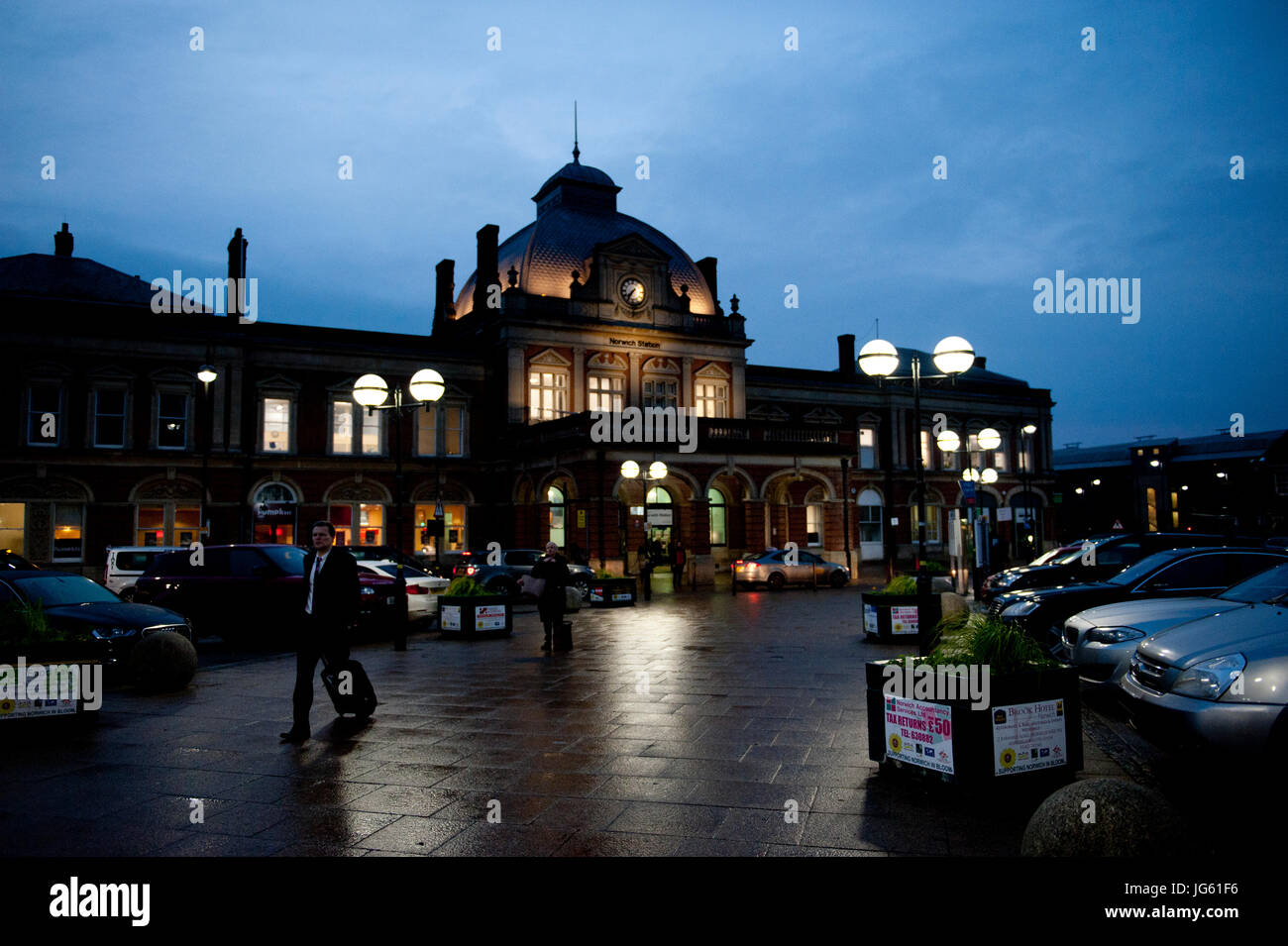 Alba a Norwich Stazione ferroviaria REGNO UNITO Foto Stock