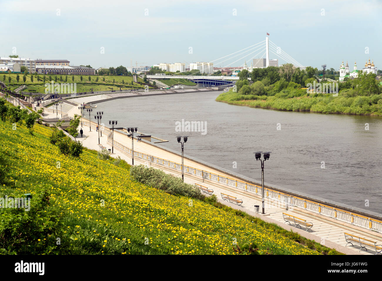 Argine del Fiume Tura in città Tumen, Federazione russa Foto Stock