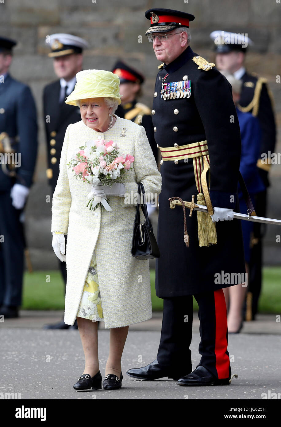 La regina Elisabetta II con il maggiore generale Mike Riddell-Webster, Governatore del castello di Edimburgo, prima di ispezionare i membri della società Balaklava (5 SCOTS) durante la cerimonia delle chiavi presso il Palazzo di Holyroodhouse di Edimburgo. Foto Stock