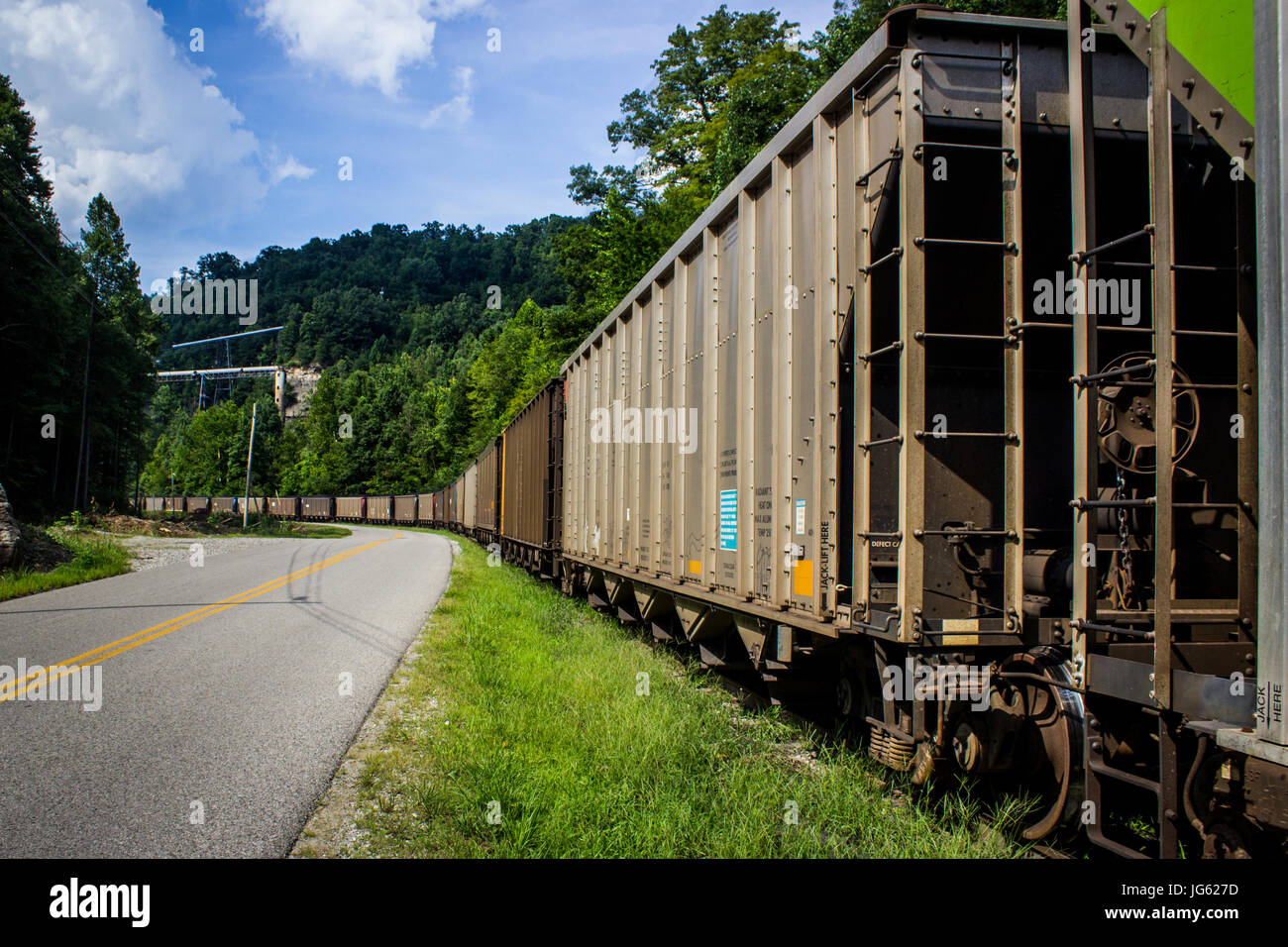 Una linea di treno auto attende il caricamento in un'Appalachian coal tipple nella parte orientale del Kentucky, Stati Uniti. Foto Stock