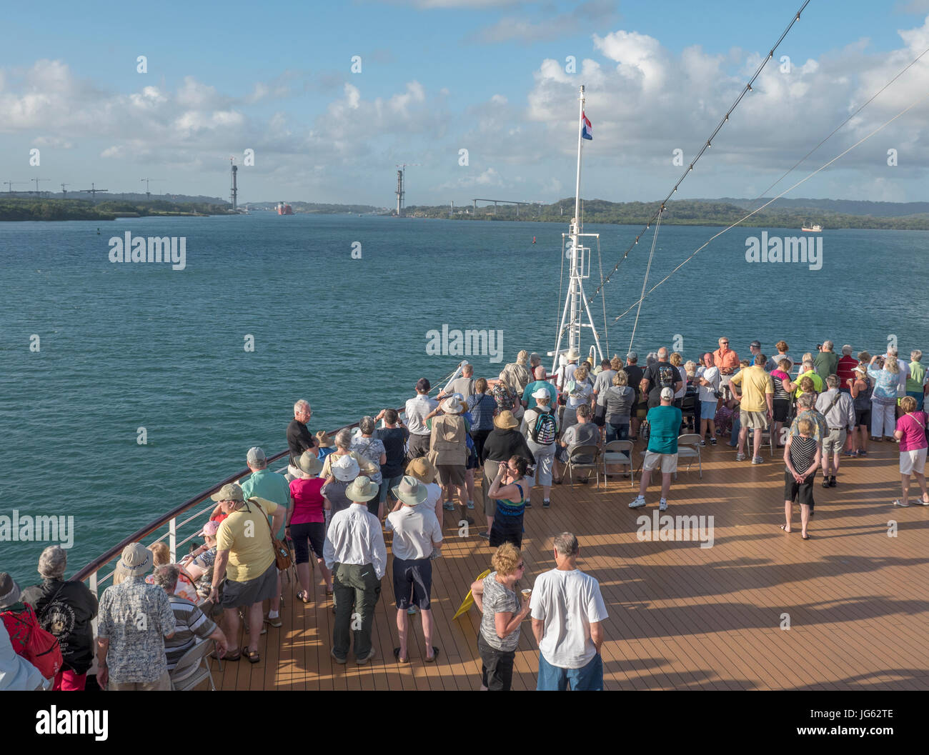 Holland America MS Eurodam nave da crociera i passeggeri si riuniscono per l'inizio di un canale di Panama transito con il nuovo canale di Panama ponte stradale costruzione Foto Stock