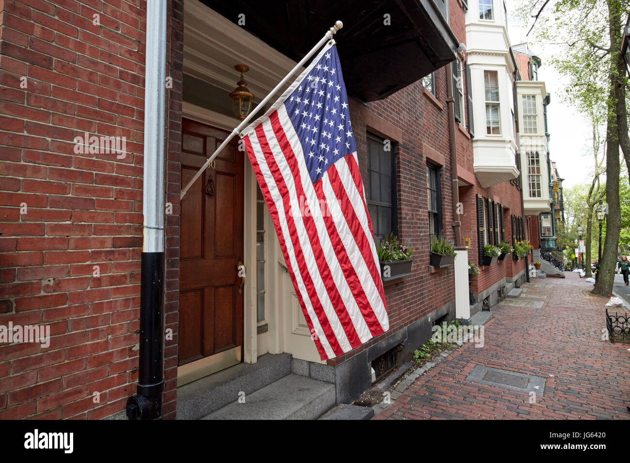 Bandiera americana battenti fuori townhouse nel quartiere storico di Beacon Hill Boston STATI UNITI D'AMERICA Foto Stock