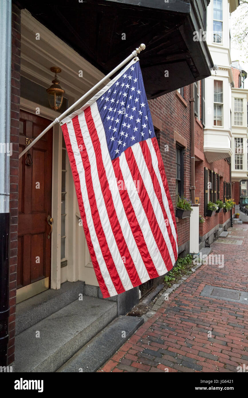 Bandiera americana battenti fuori townhouse nel quartiere storico di Beacon Hill Boston STATI UNITI D'AMERICA Foto Stock