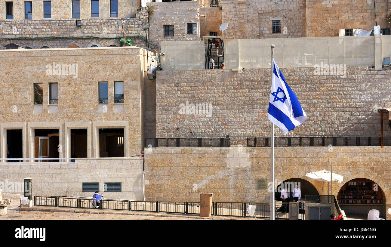 Bandiera di Israele è sventolata e battenti sul vento Foto Stock