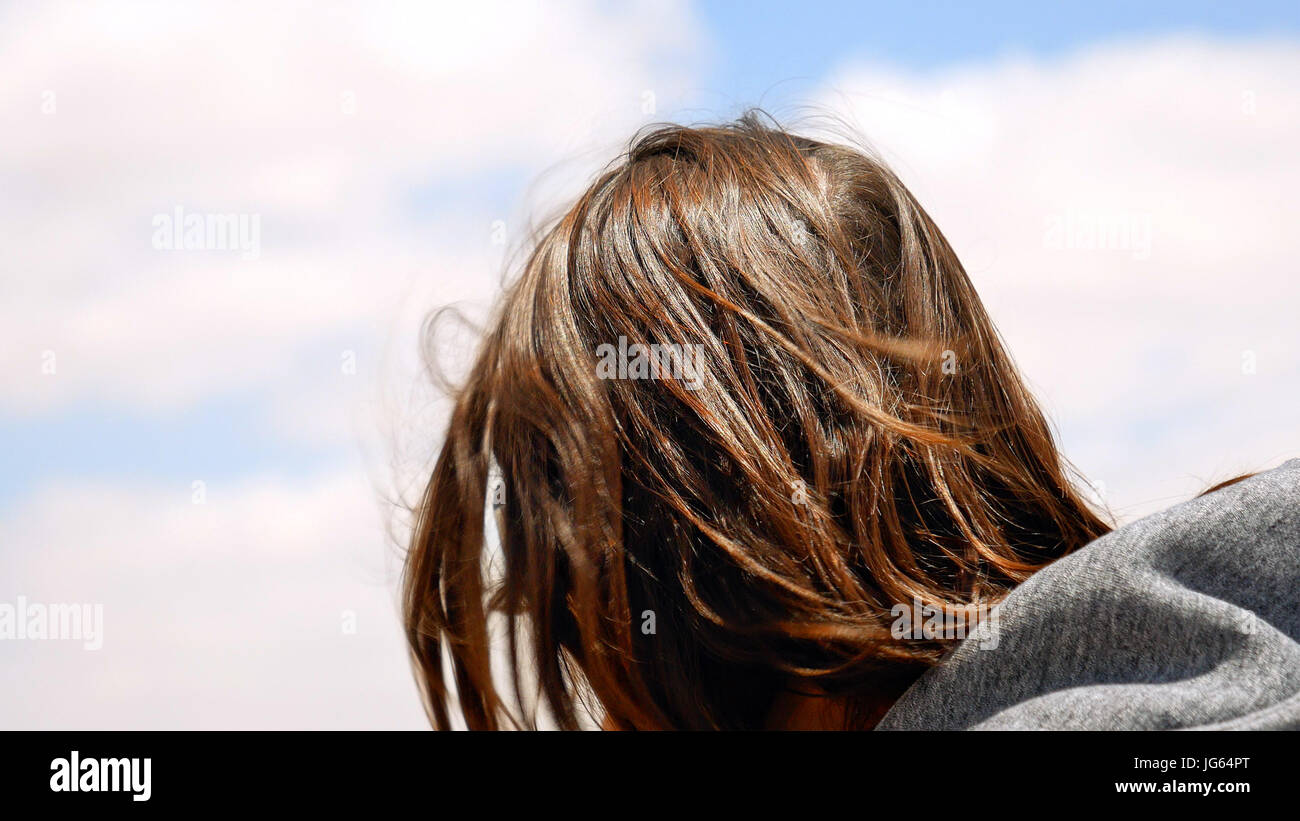 Longhair donna con capelli volanti all'aperto Foto Stock