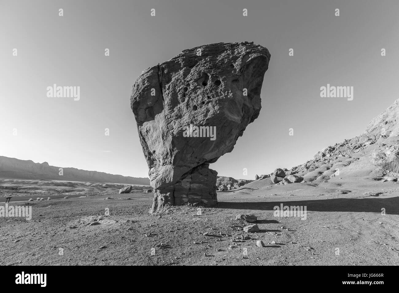 In bianco e nero della roccia equilibrata al Glen Canyon National Recreation Area in Northern Arizona. Foto Stock