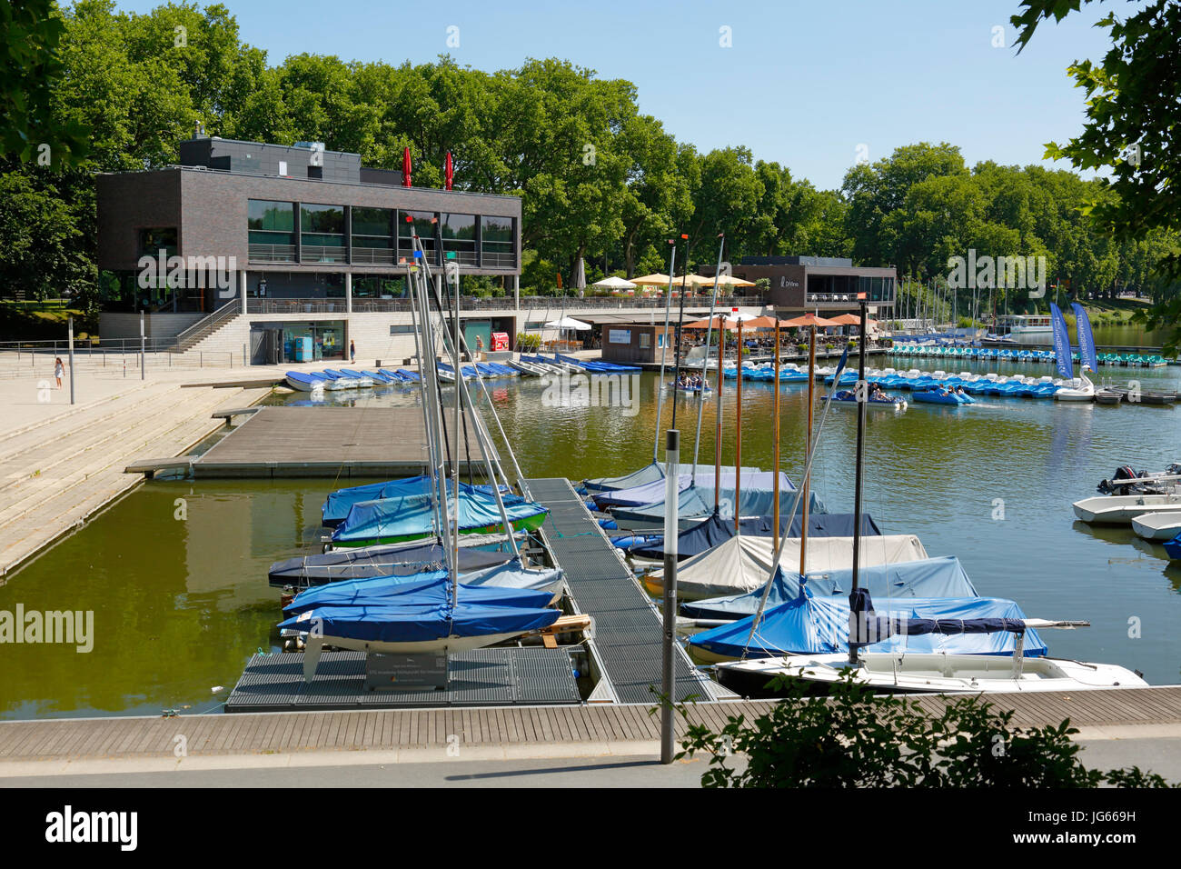 Bootshafen und Aaseeterrassen mit Restaurant am Aasee von Muenster, Westfalen, Renania settentrionale-Vestfalia Foto Stock