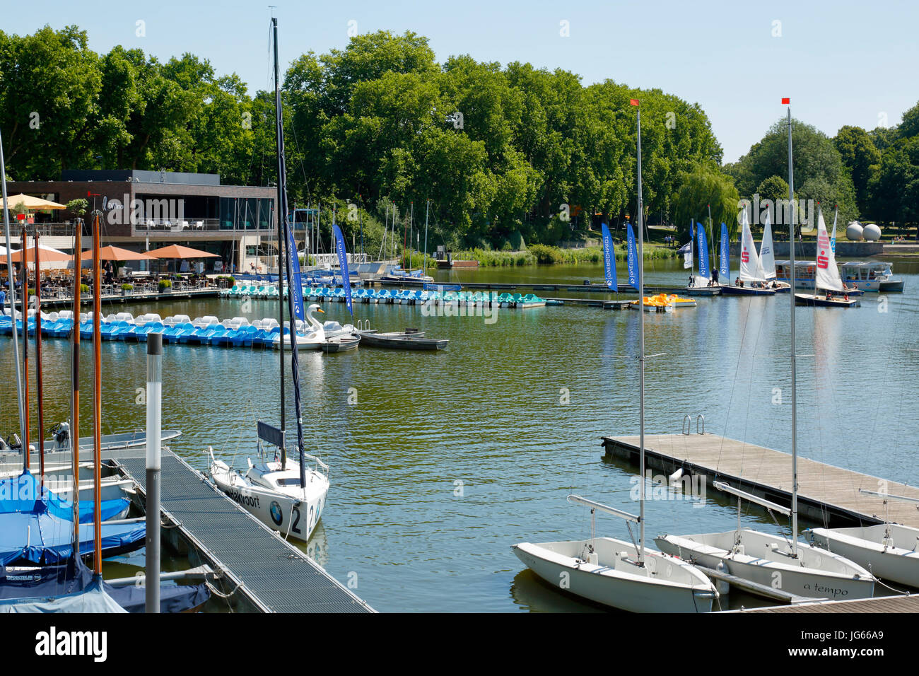 Bootshafen und Aaseeterrassen mit Restaurant am Aasee von Muenster, Westfalen, Renania settentrionale-Vestfalia Foto Stock
