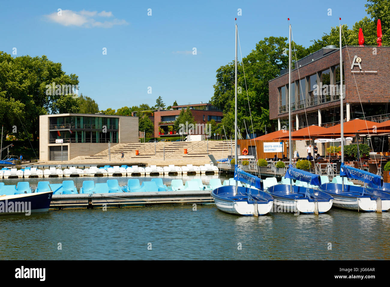 Bootshafen und Aaseeterrassen mit Bootshaus und Ristoranti am Aasee von Muenster, Westfalen, Renania settentrionale-Vestfalia Foto Stock