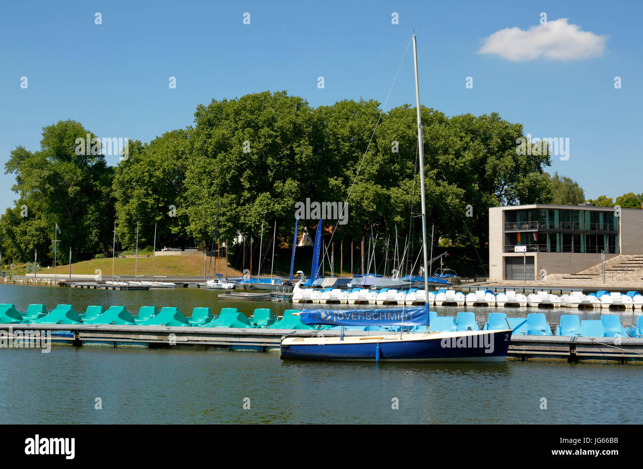 Bootshafen und Aaseeterrassen mit Bootshaus und Huegel der Bastion am Aasee von Muenster, Westfalen, Renania settentrionale-Vestfalia Foto Stock