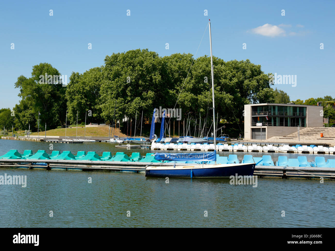Bootshafen und Aaseeterrassen mit Bootshaus und Huegel der Bastion am Aasee von Muenster, Westfalen, Renania settentrionale-Vestfalia Foto Stock