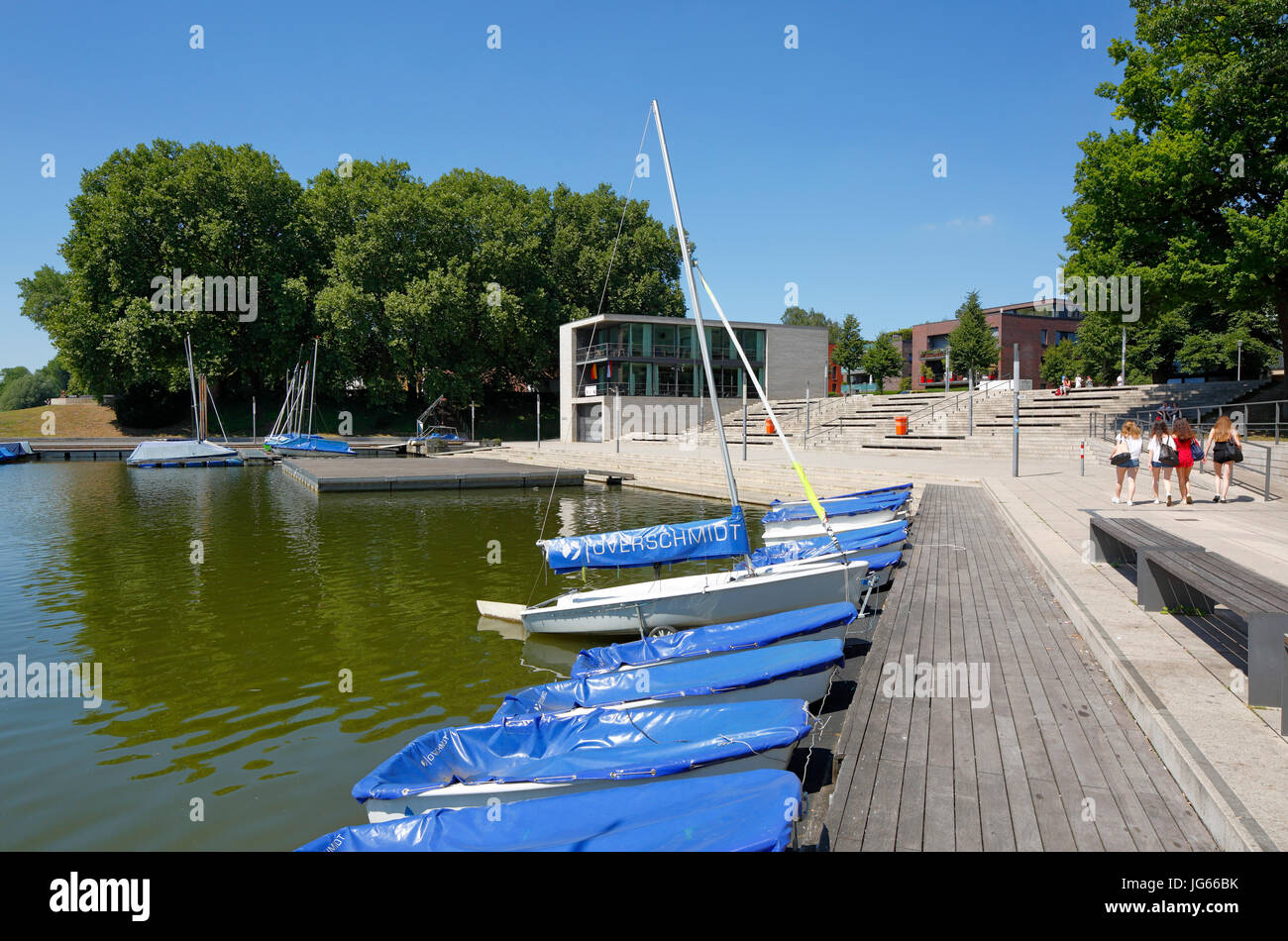 Bootshafen und Aaseeterrassen mit Bootshaus und Huegel der Bastion am Aasee von Muenster, Westfalen, Renania settentrionale-Vestfalia Foto Stock