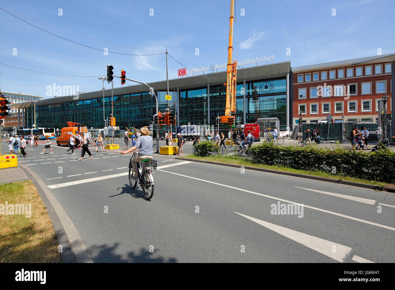 La Bahnhofstrasse mit Hauptbahnhof, Baustelle mit Auslegerkran auf dem Bahnhofsvorplatz, Muenster, Westfalen, Renania settentrionale-Vestfalia Foto Stock