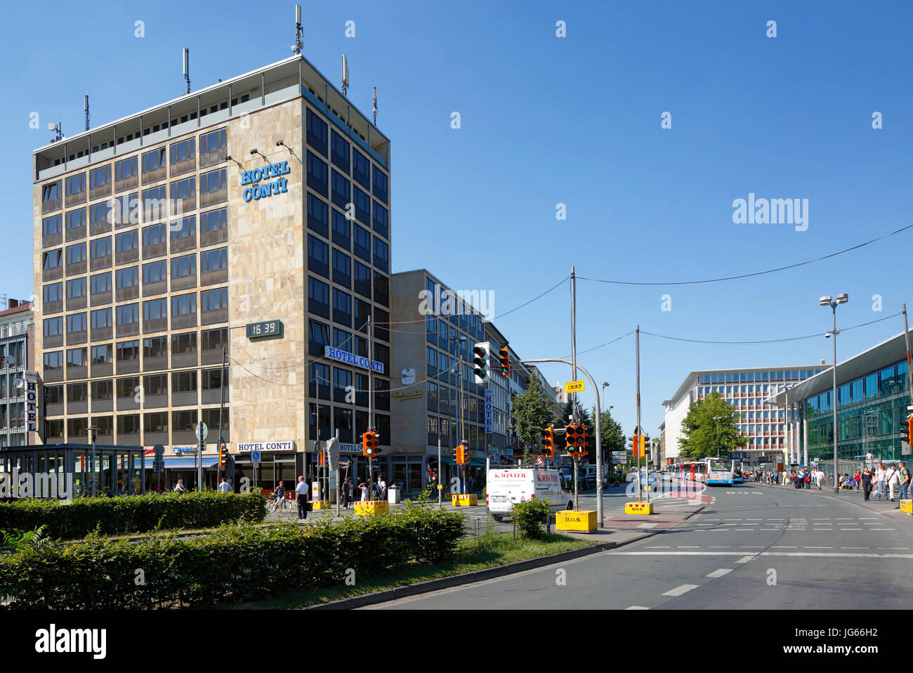 La Bahnhofstrasse mit Hotel Conti und Hauptbahnhof in Muenster, Westfalen, Renania settentrionale-Vestfalia Foto Stock