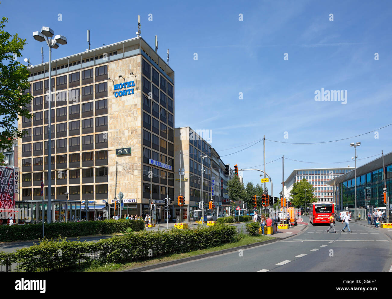 La Bahnhofstrasse mit Hotel Conti und Hauptbahnhof in Muenster, Westfalen, Renania settentrionale-Vestfalia Foto Stock