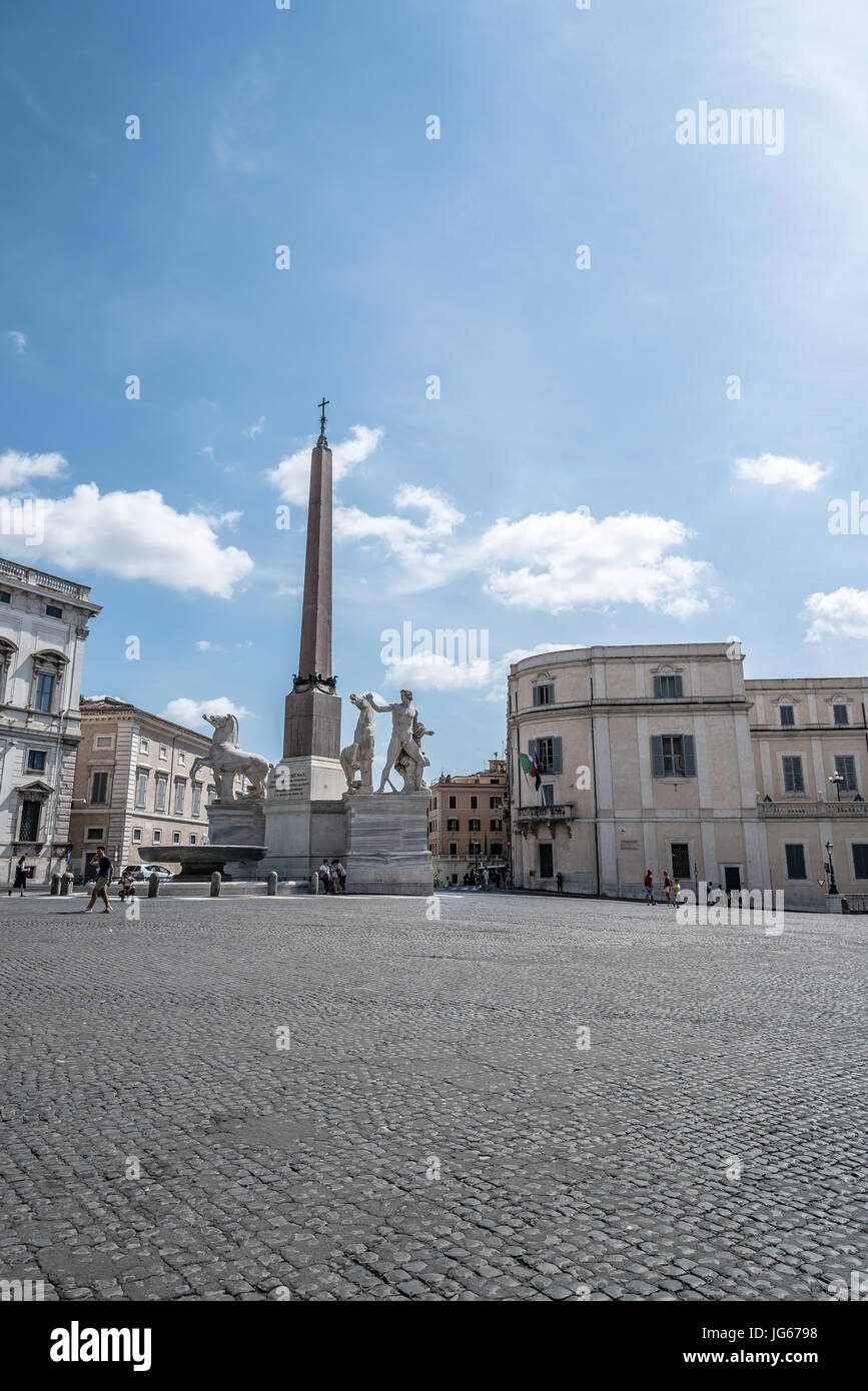 Roma, Italia - 18 agosto 2016: Piazza del Quirinale e obelisco una soleggiata giornata estiva. Il Palazzo del Quirinale è un edificio storico a Roma, residenza ufficiale Foto Stock