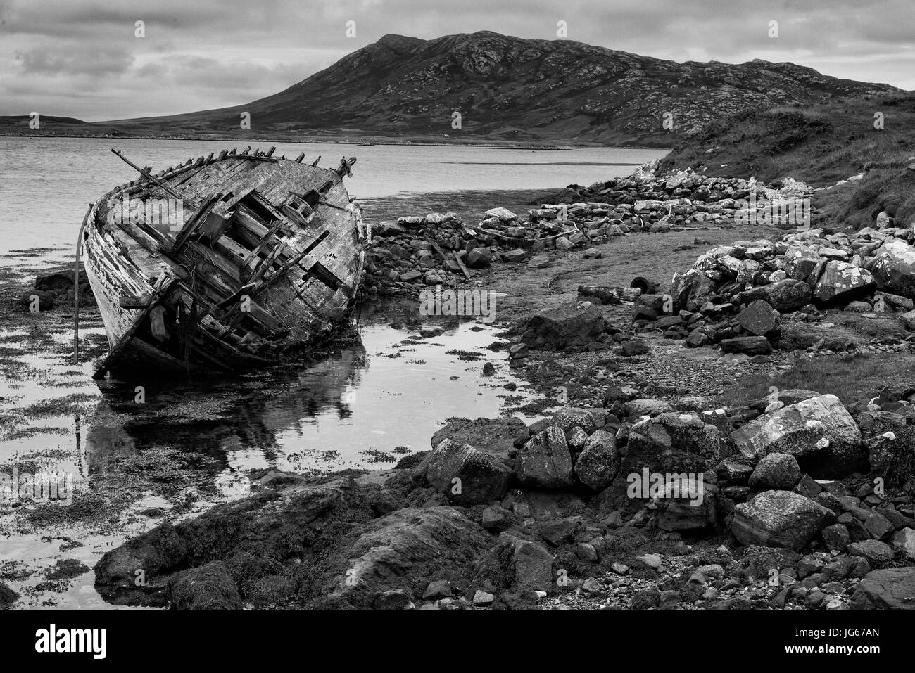 Vecchia barca relitto in un scozzese Loch Foto Stock