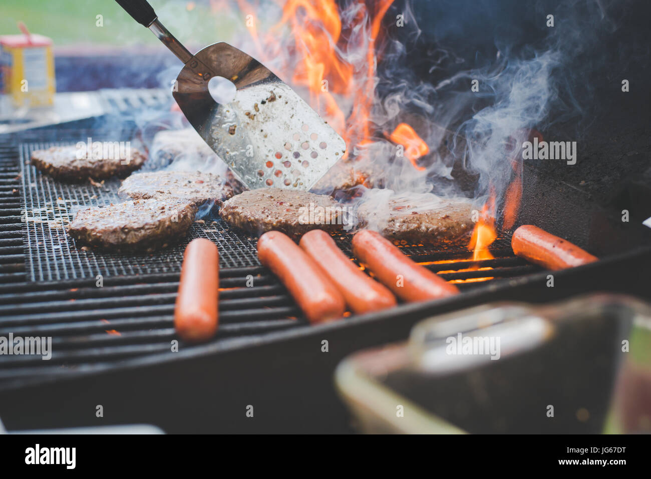 Cibo cuochi su un grill in estate Foto Stock