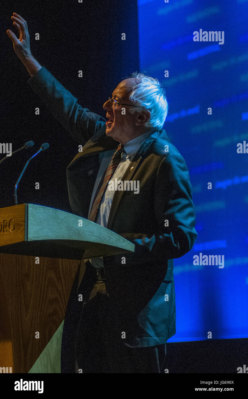 Il senatore Bernie Sanders parla e ospita un Q e una alla Brixton Academy durante il Festival di fieno con: Il senatore Bernie Sanders dove: London, London, Regno Unito quando: 2 Giu 2017 Credit: Alozie/WENN.com Foto Stock