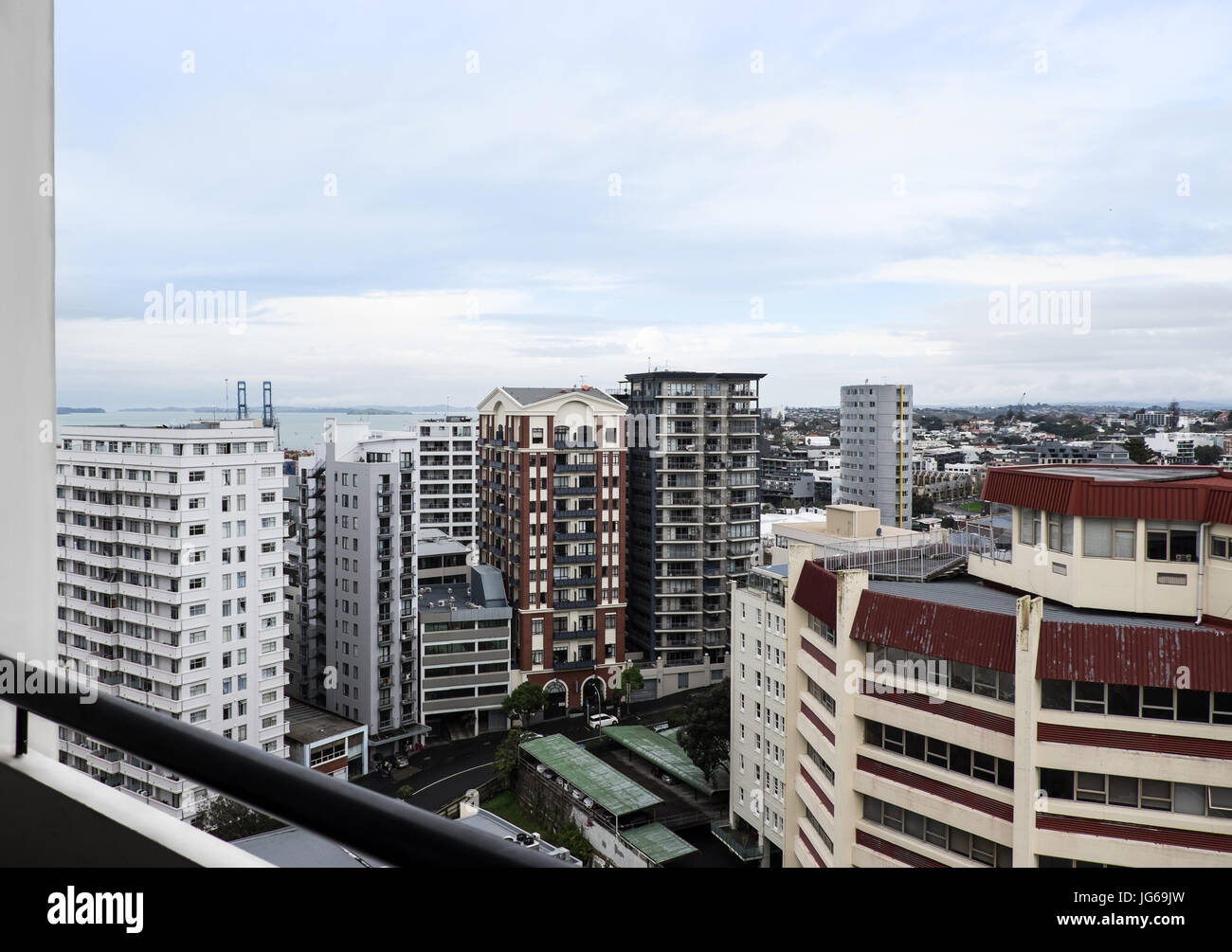 Appartamento City living di Auckland, in Nuova Zelanda, NZ - alto edificio di appartamenti, uffici e alberghi viwed da un balcone Foto Stock