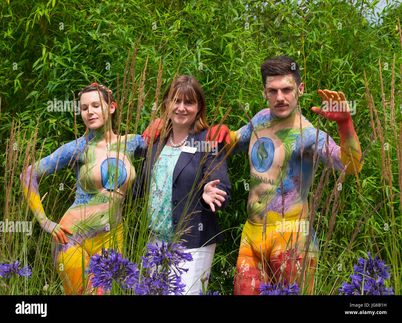 3 Luglio, 2017. RHS Hampton Court Palace Flower Show. Dipinto di maschio e femmina in modelli perenni Santuario giardino, dall'artista Carolyn Roper. Foto Stock