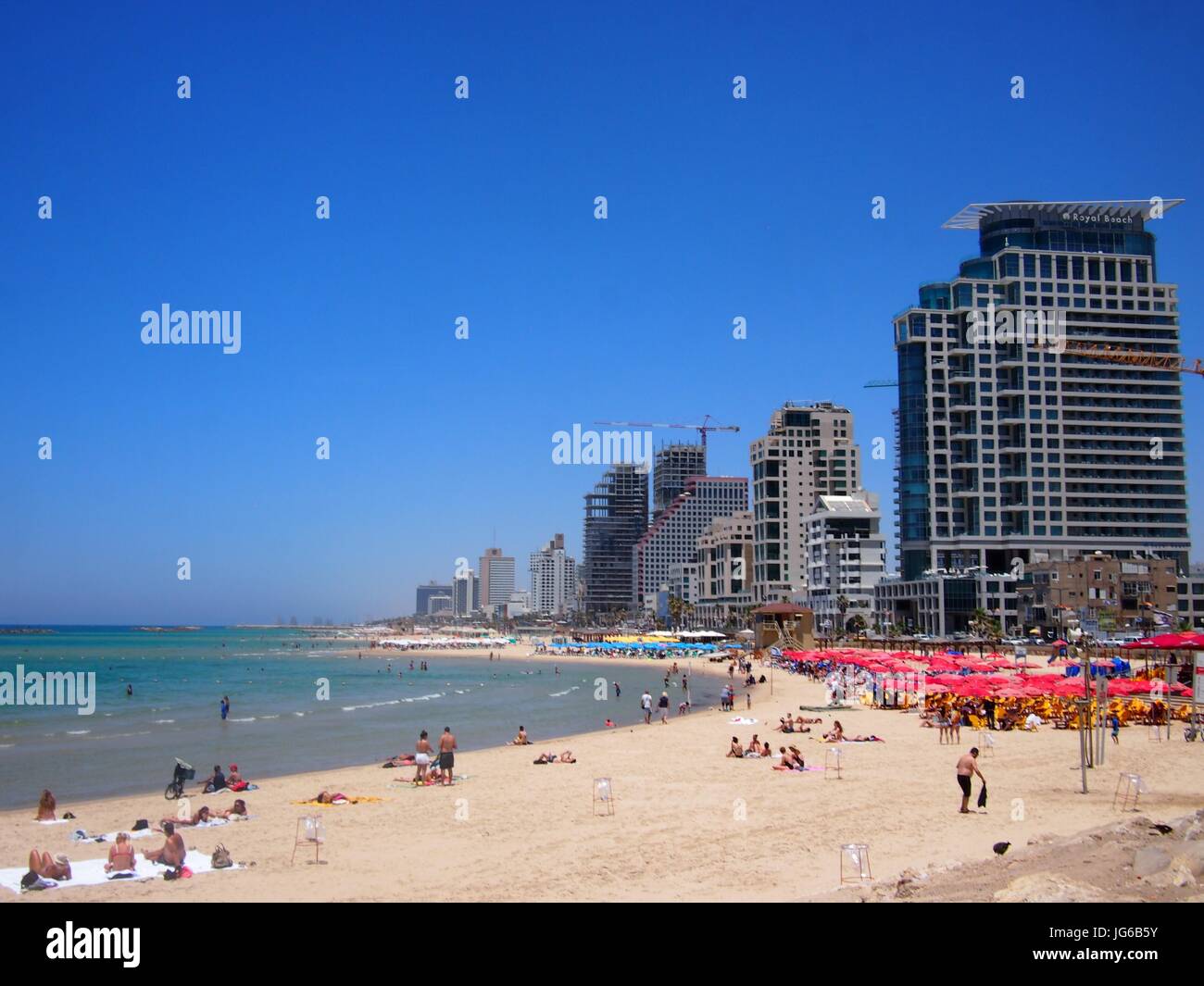 Tel Aviv, Israele - 07 Giugno, 2017: una bella chiara e giornata di sole, con la gente del luogo rilassante sulle spiagge di sabbia bianca e acque turchesi del mare Mediterranea Foto Stock