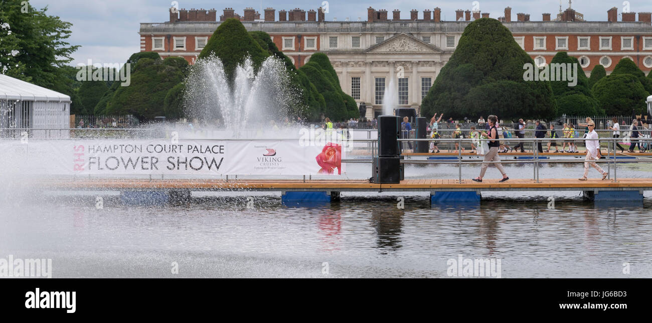 3 Luglio, 2017. RHS Hampton Court Palace Flower Show. Ponte sul lungo con acqua palace in background. Foto Stock