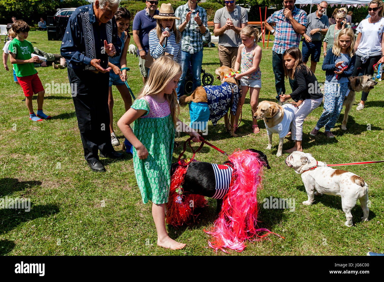 Bambini locali con i loro animali domestici prendere parte in un costume Dog Show presso il villaggio di Kingston Fete, Kingston, East Sussex, Regno Unito Foto Stock