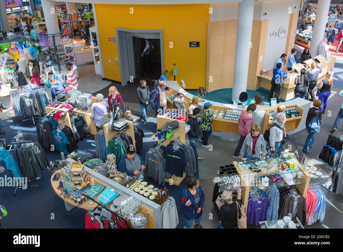 I turisti sono di shopping in Spacebase Regali presso lo Space Needle a Seattle, Washington Foto Stock