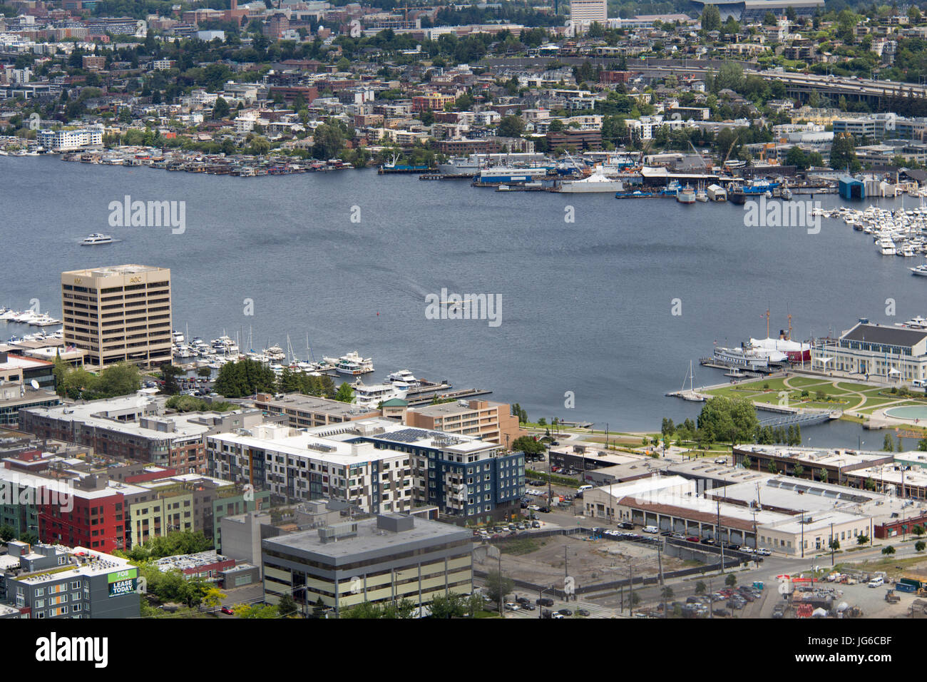 Vista sul lago di unione dallo Space Needle a Seattle, Washington con un idrovolante sbarco sull'acqua Foto Stock