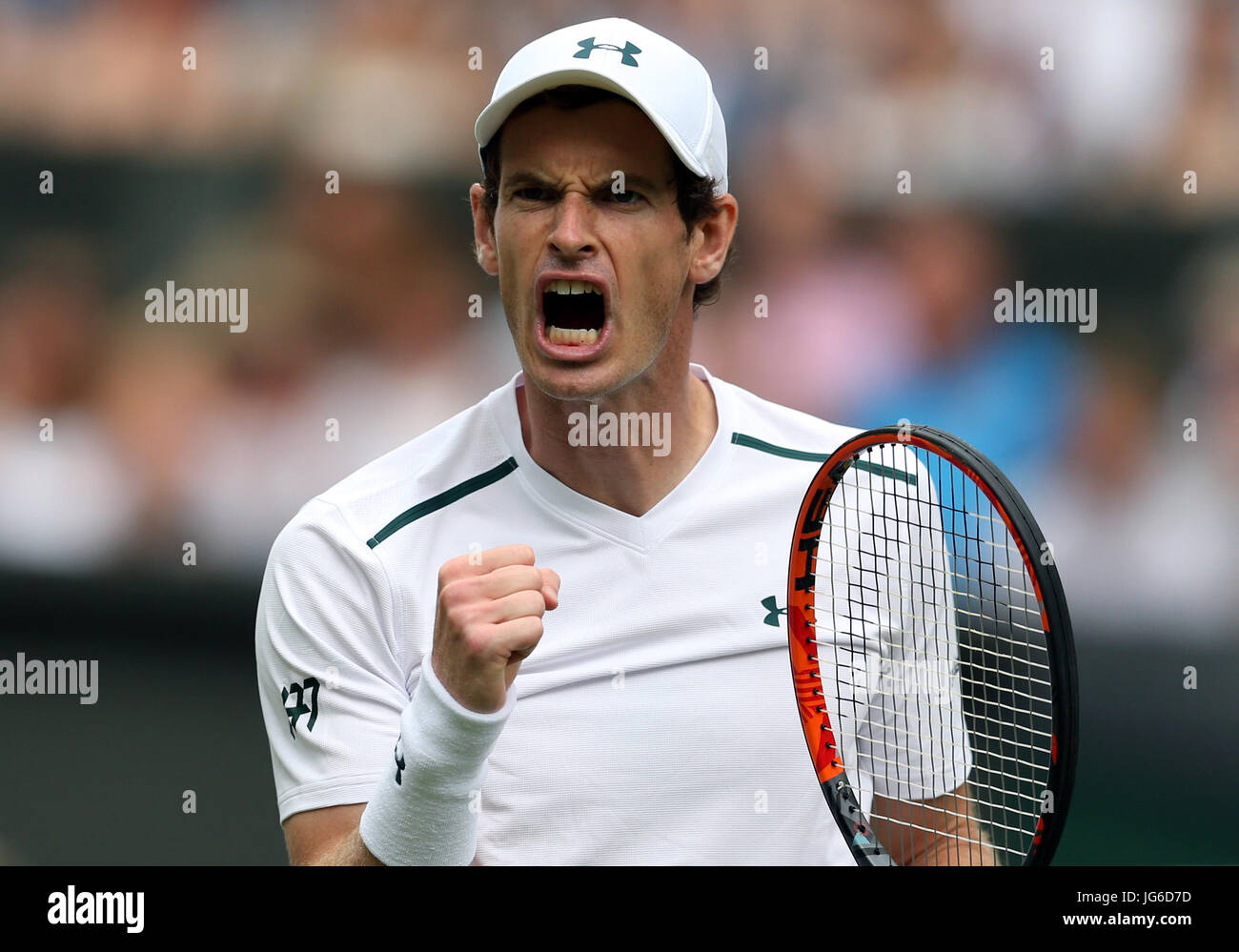 Andy Murray durante la sua partita contro Alexander Bublik il giorno uno dei Campionati di Wimbledon all'All England Lawn Tennis and Croquet Club, Wimbledon. PREMERE ASSOCIAZIONE foto. Data immagine: Lunedì 3 luglio 2017. Vedi PA storia TENNIS Wimbledon. Il credito fotografico dovrebbe essere: Steven Paston/PA Wire. Foto Stock