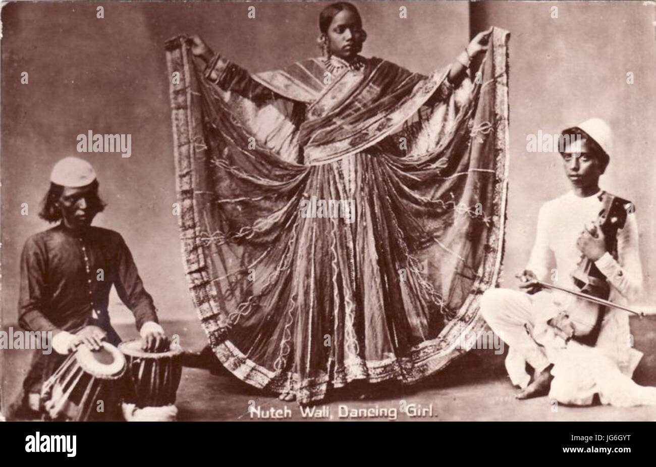 Real photo Cartolina di un Nautch wali 28o dancing girl29 con musicisti di Calcutta Foto Stock
