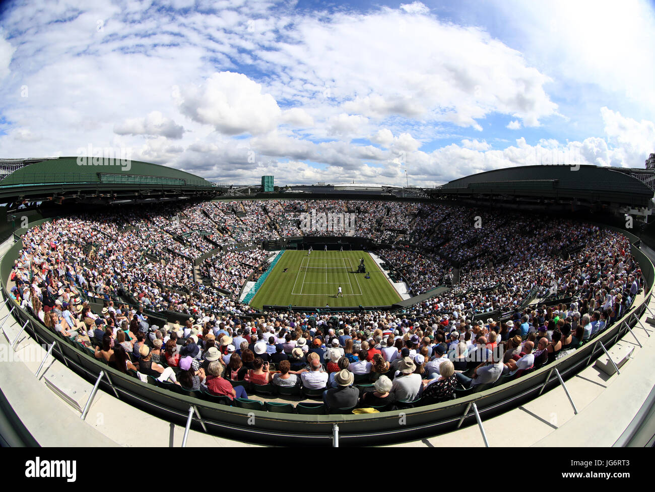 Vista generale della Corte uno come Rafael Nadal gioca John Millman il giorno uno dei campionati di Wimbledon al All England Lawn Tennis e Croquet Club, Wimbledon. Foto Stock