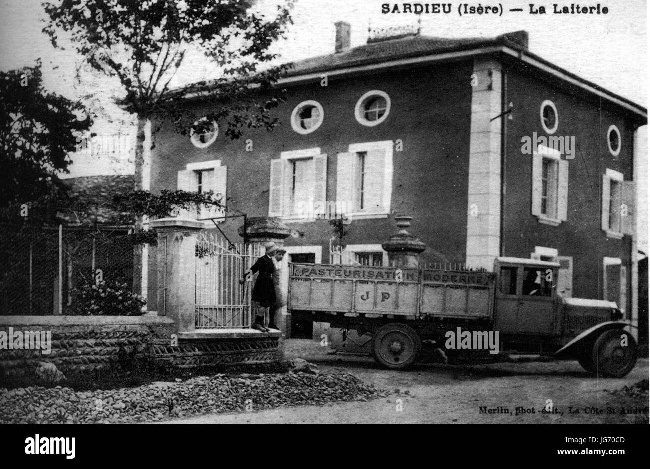 Sardieu, la caseificio, vers 1930, p237 de L'Isère les 533 comuni - Merlin phot édit La Cote St André Foto Stock