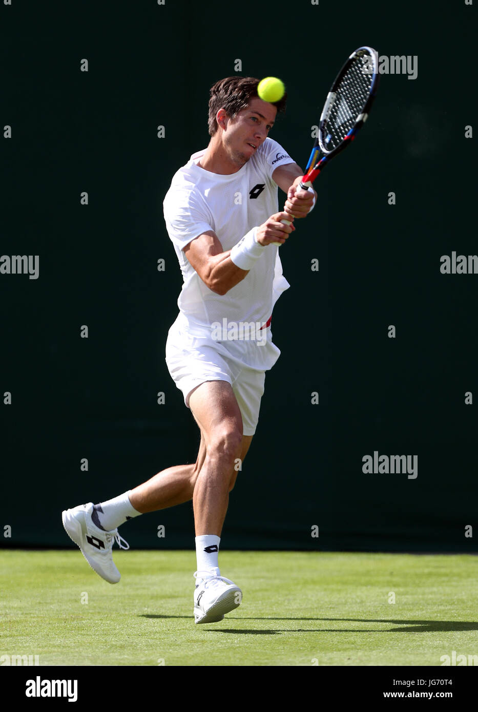 Aljaz Bedene in azione contro Ivo Karlovic il giorno uno dei Campionati di Wimbledon all'All England Lawn Tennis and Croquet Club, Wimbledon. PREMERE ASSOCIAZIONE foto. Data immagine: Lunedì 3 luglio 2017. Vedi PA storia TENNIS Wimbledon. Il credito fotografico dovrebbe essere: Gareth Fuller/PA Wire. Foto Stock