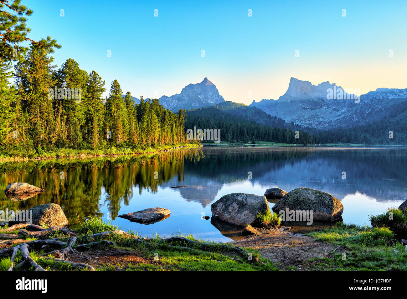 Inizio estate mattina sul lago di montagna. Il Parco di natura Ergaki. Western Sayan. La Russia Foto Stock